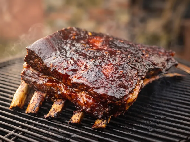 BBQ Ribs vom Holzkohlegrill