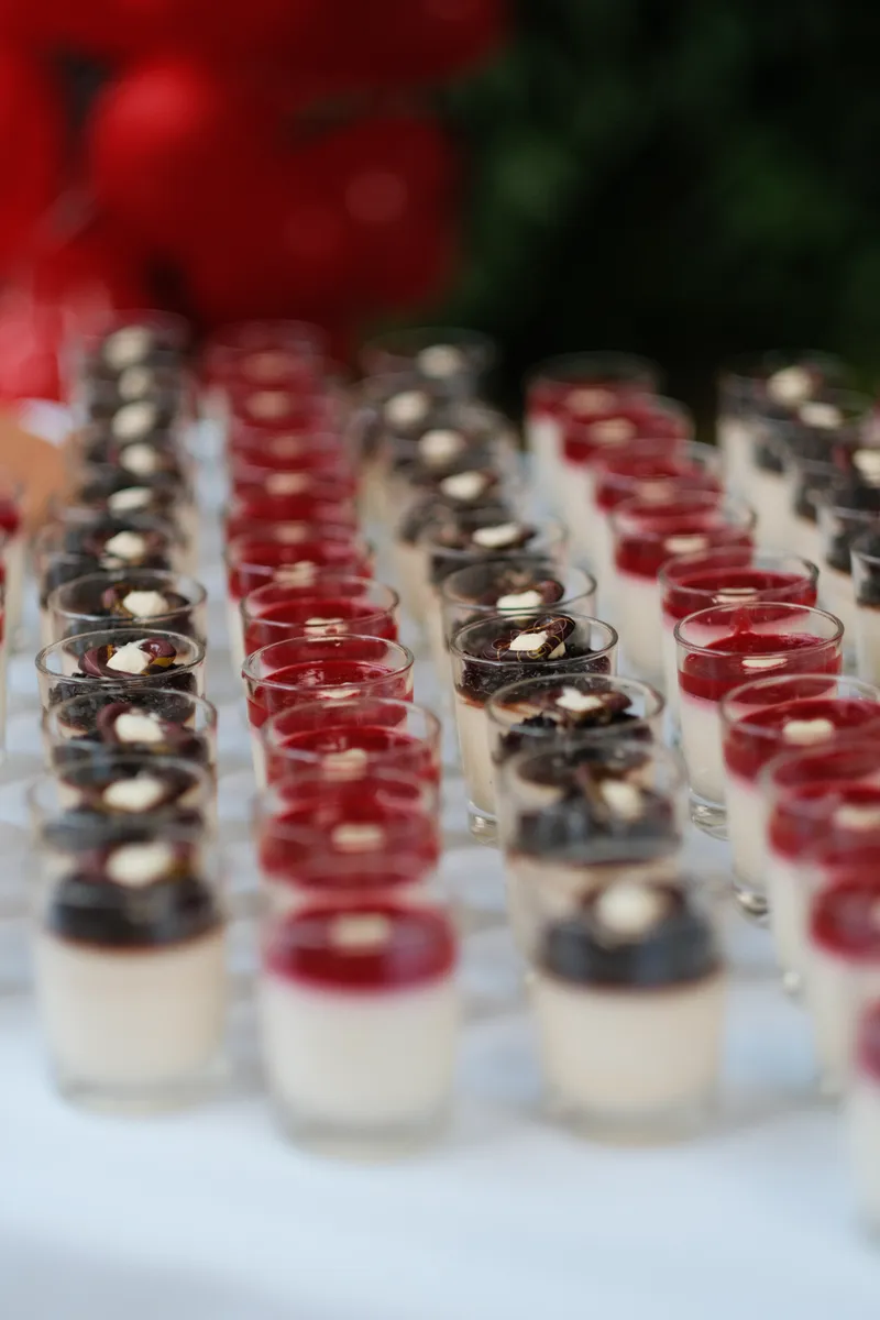 Festliches Catering-Buffet mit Desserts